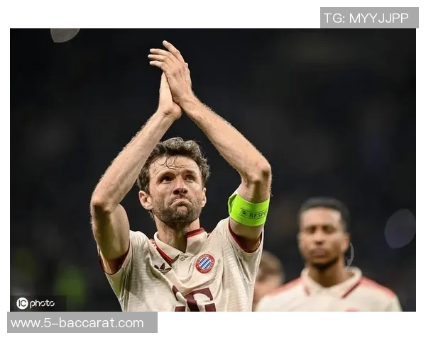 穆勒回归拜仁主场观看比赛坐赫内斯专属座位引发球迷热议