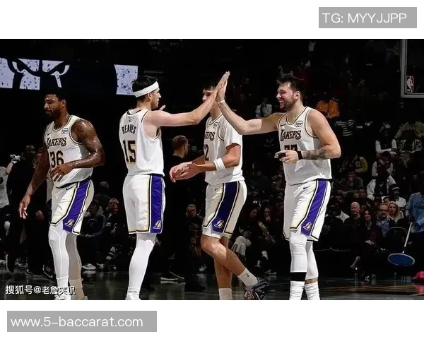 东契奇首度砍下40三双老詹称赞其如魔术师般出色表现 东契奇首度砍下40三双老詹称赞其如魔术师般出色表现